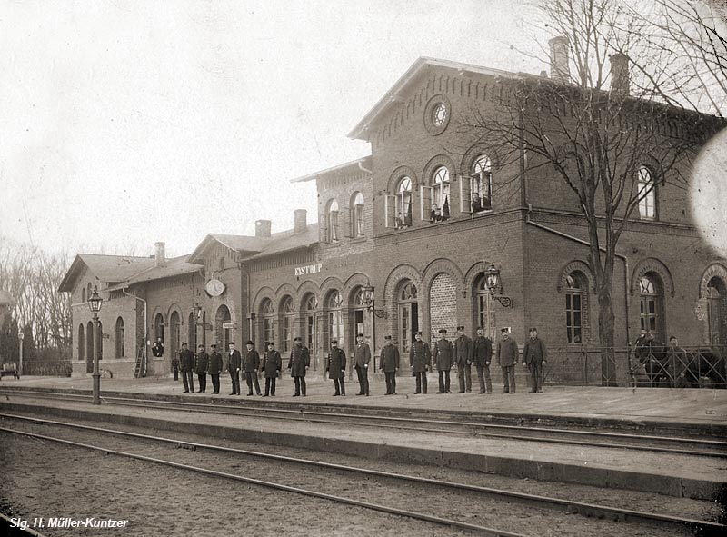 Das erweiterte Empfangsgebäude des Eystruper Bahnhofs um 1900