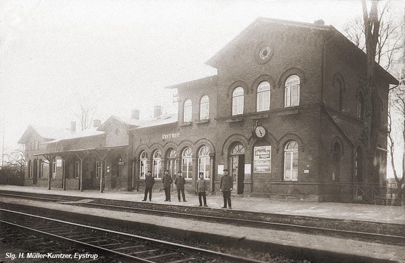 Stationsgebäude mit Bahnhofspersonal um 1920