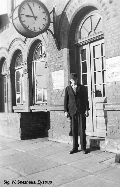 Vor dem Stationsgebäude 1949