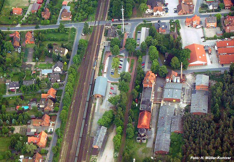 Luftaufnahme des Bereichs um den Eystruper Bahnhof vom 28.05.2003   Der Vt 601 verlässt gerade den Bahnhofsbereich in Richtung Hassel-Hoya