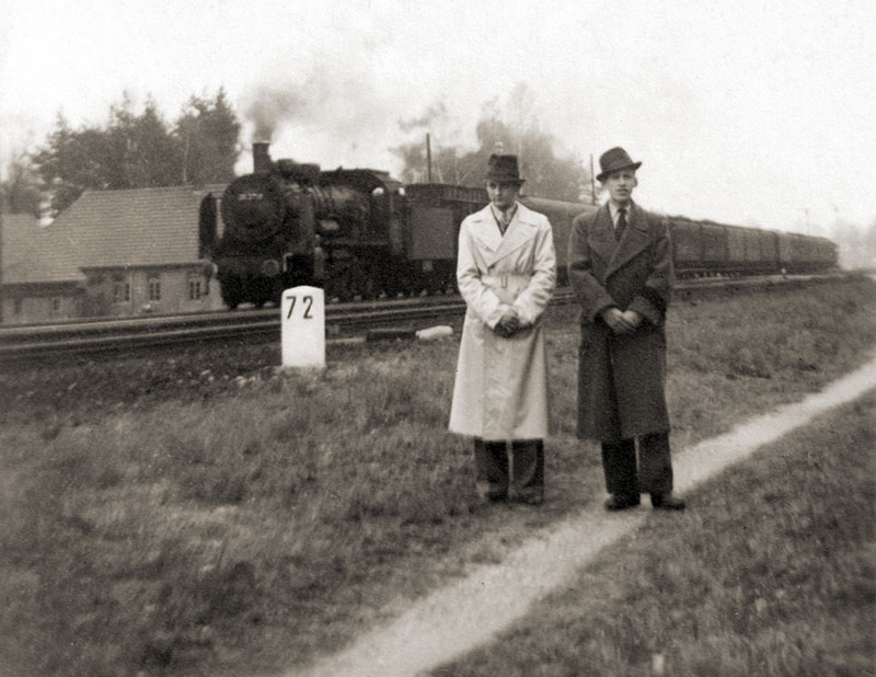 Ein Personenzug gezogen von einer preuß. P8, Baureihe 38, verlässt den Bahnhof Eystrup Richtung Bremen.  Die Aufnahme entstand um 1940 unweit des Bahnhübergangs Hämelhauser Kirchweg. 