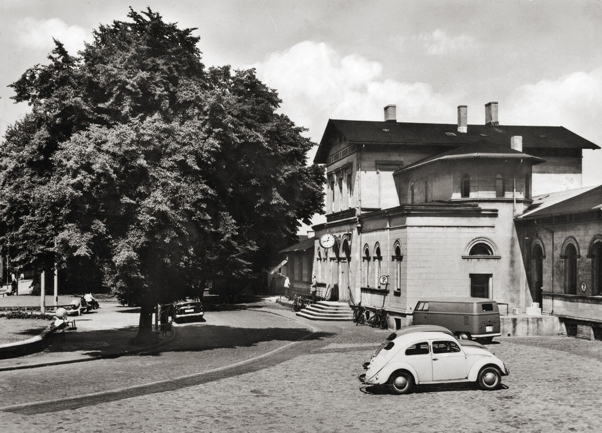 Die Straßenseite des Empfangsgebäudes um 1959