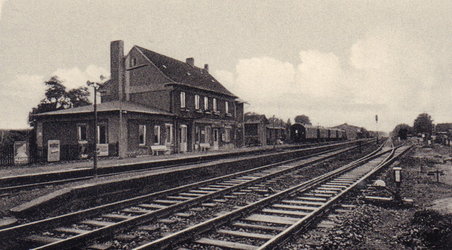 Das Bahnhofsgebäude auf einer Ansichtskart aus den 50er Jahren