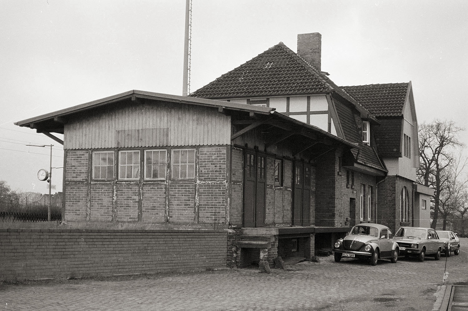 Das Empfangsgebäude des Bahnhofs Eilvese von der Straßenseite  Mitte der 80er Jahre