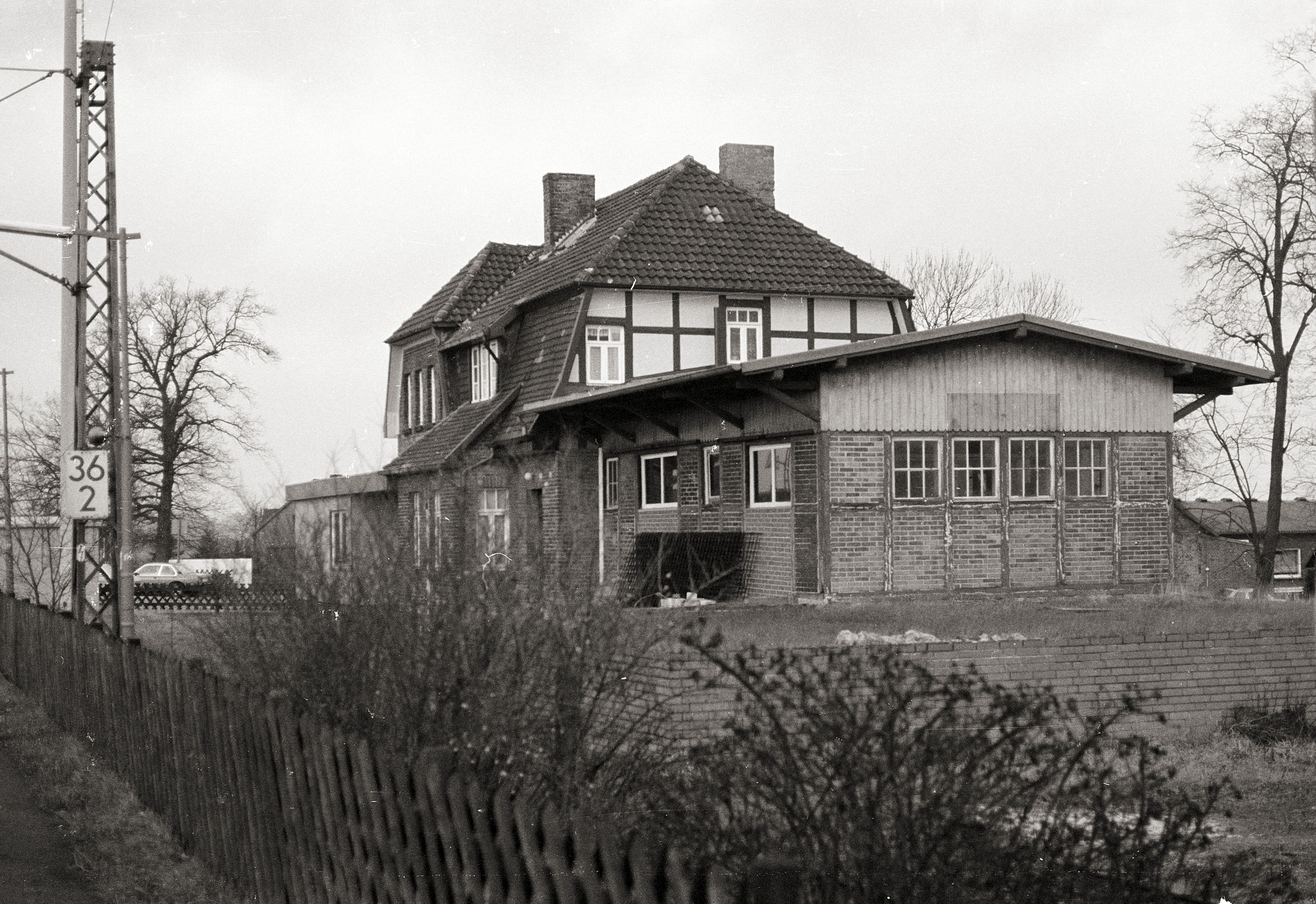Da ehemalige Empfangsgebäude des Bahnhofs Eilvese Mitte der 80er Jahre