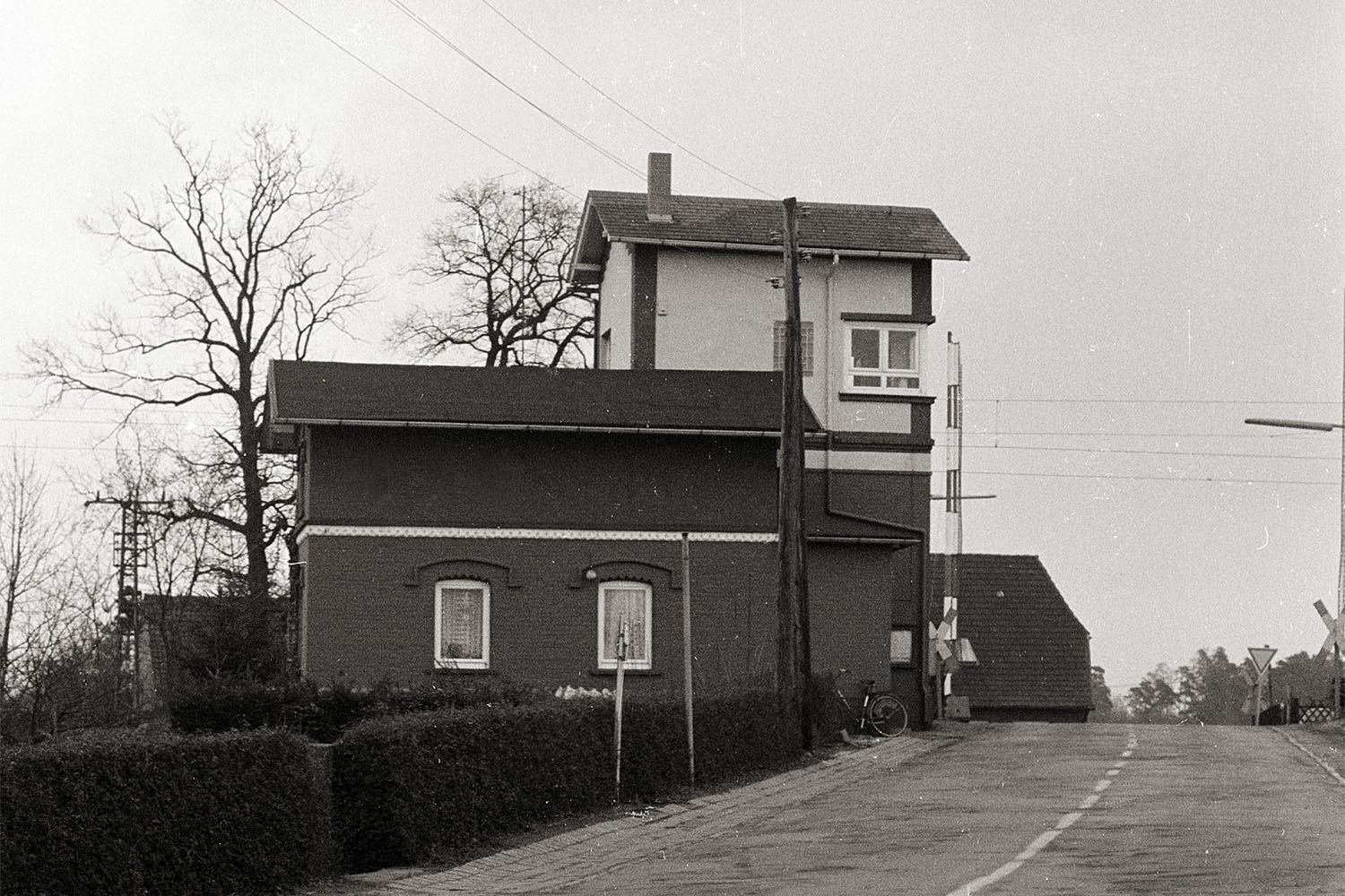 Das ehemalige Fahrdienstleisterstellwerk "Enf" des Bahnhofs Eilvese von der Straßenseite, Mitte der 80er Jahre