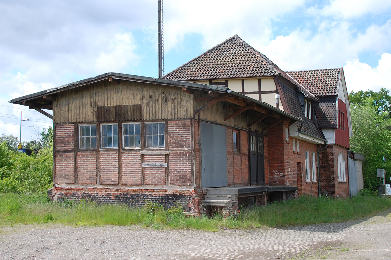 Das Empfangsgebäude des Bahnhofs Eilvese von der Straßenseite gut 35 Jahre später