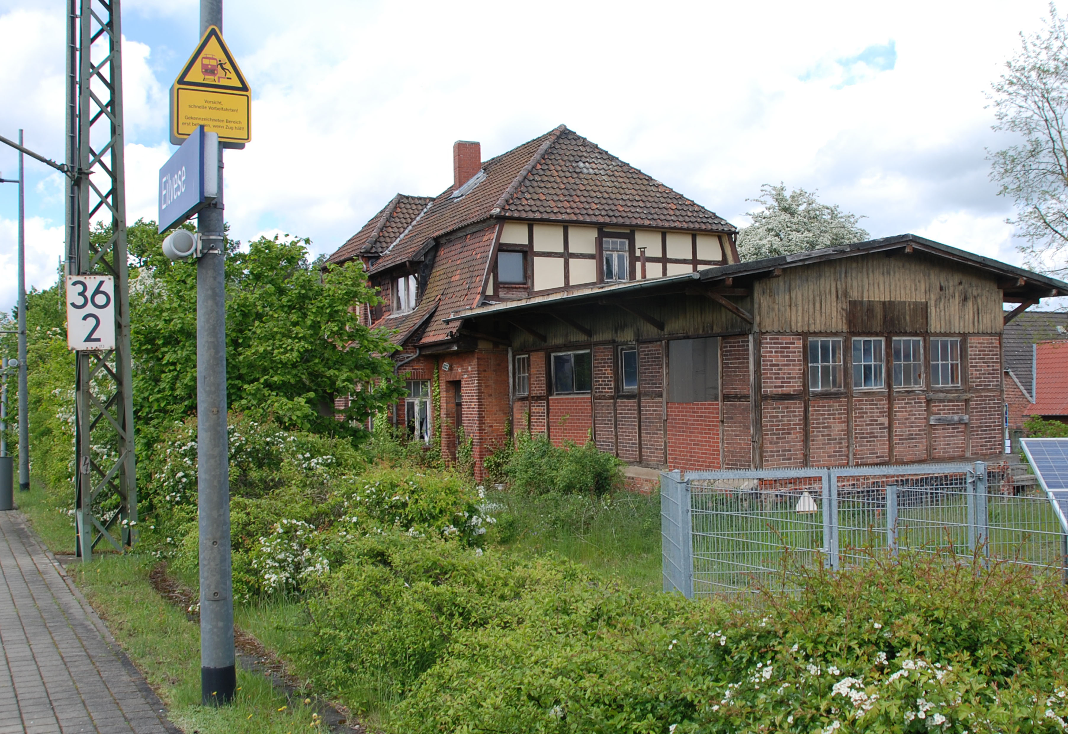 Da ehemalige Empfangsgebäude des Bahnhofs Eilvese gut 35 Jahre später