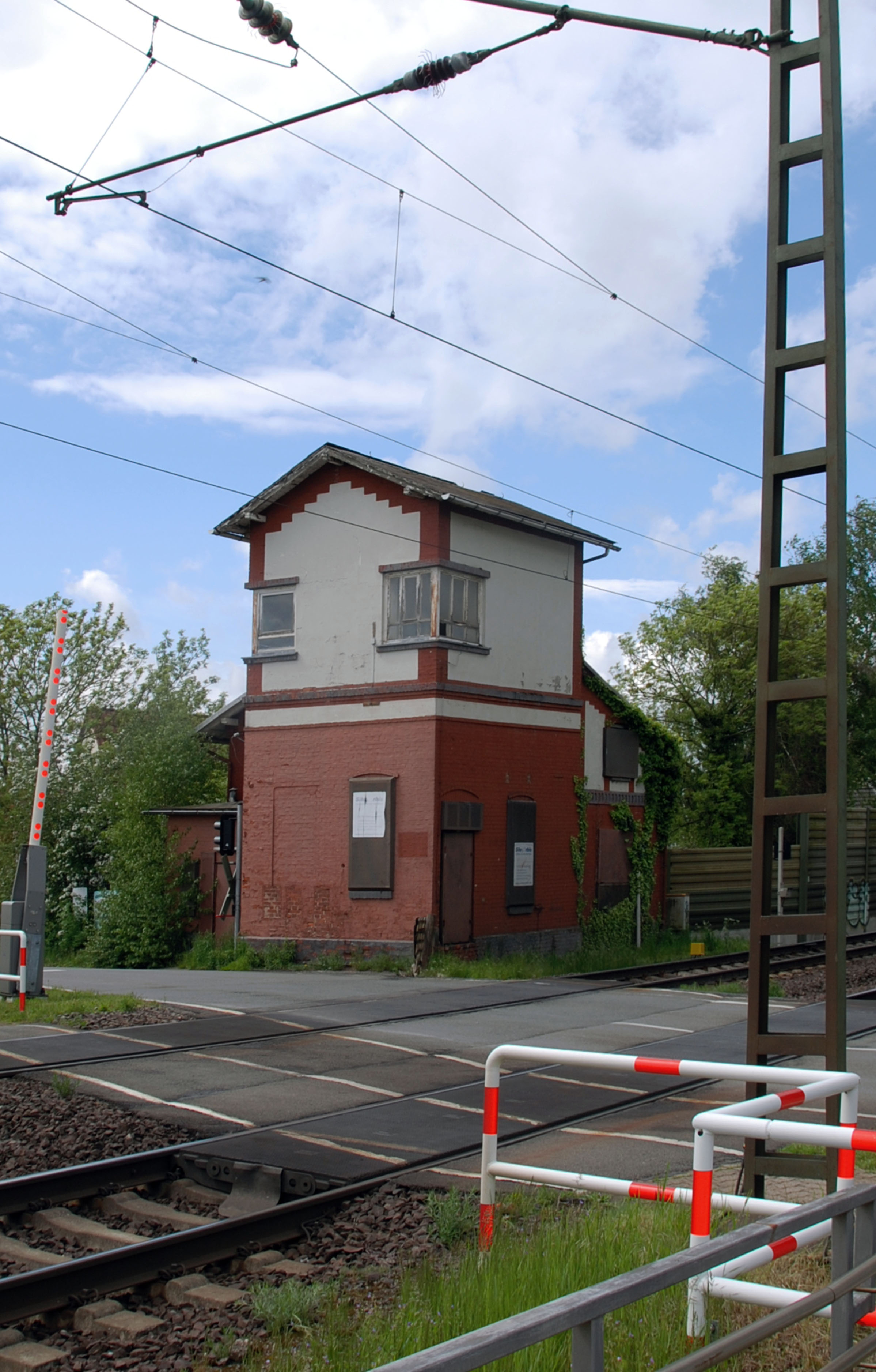 Das ehemalige Fahrdienstleisterstellwerk "Enf" des Bahnhofs Eilvese im Mai 2021