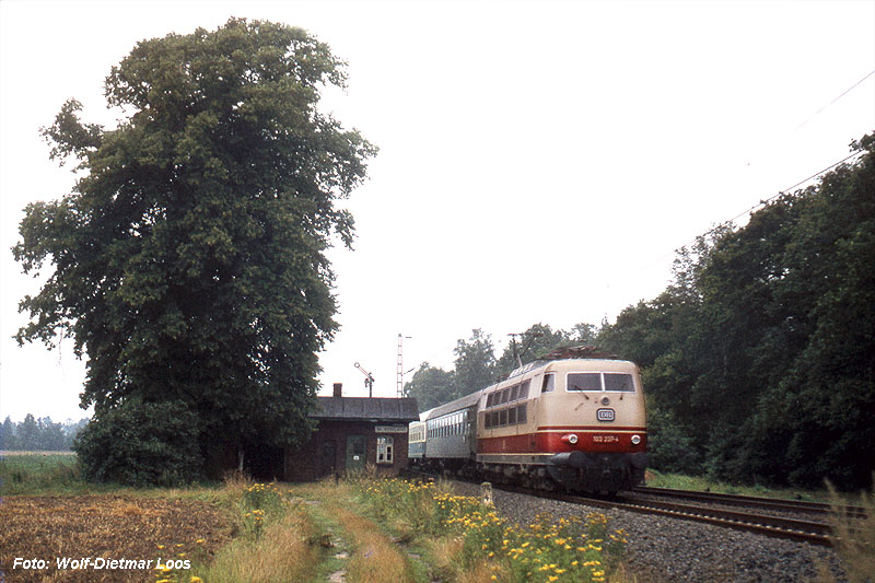Lok 103 237-4 passiert die Blockstelle Rübeland mit ihrem Zug Richtung Hannover am 21.08.1977 
