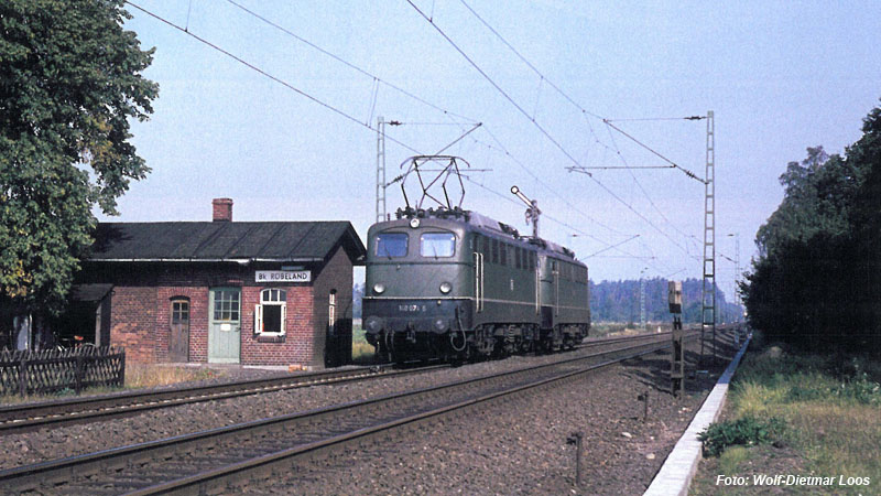 Zwei E-Loks der Baureihe 40 passieren die Blockstelle Rübeland zwischen Dörverden und Eystrup am 26.09.1977 auf ihrem Weg Richtung Hannover. Zuglok ist die 140 074-5 .